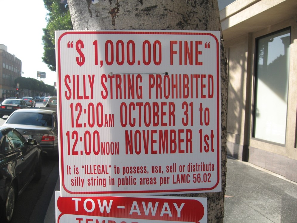 Mgm_Silly_string_roadsign